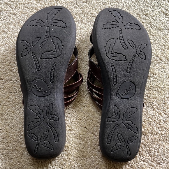Like New Condition b.o.c. Brown strappy slip on sandals size 10M - Picture 2 of 3